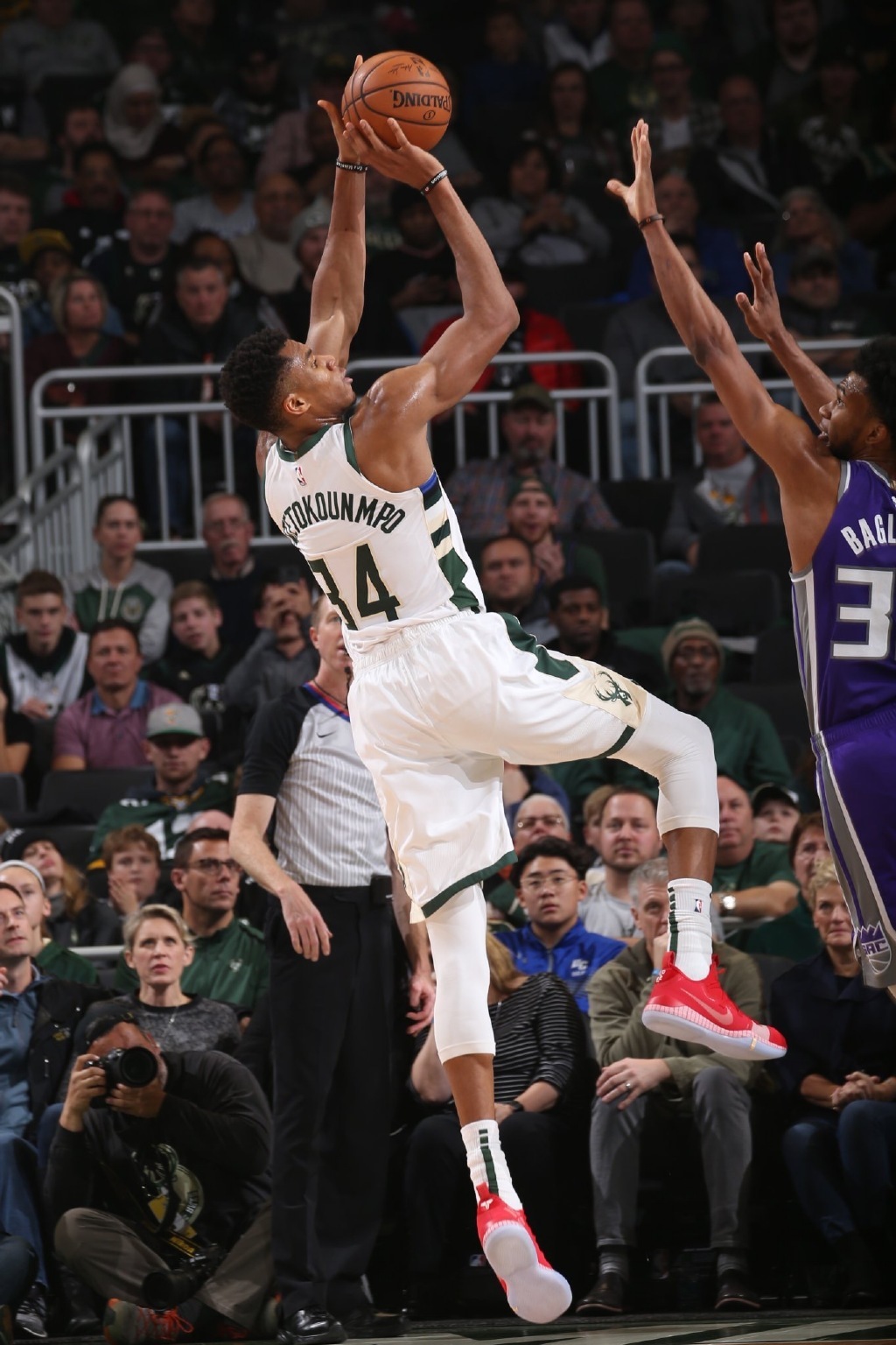 拉拉维亚晒照庆祝客场之旅结束（拉拉维亚晒照庆祝客场征程收官）