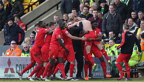 欧文突破两人防守完成得分（欧文摆脱双人夹击上篮得手）