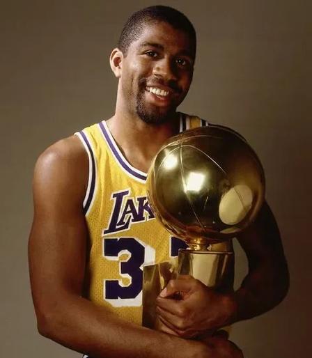 约基奇砍下118次25分+10助，史上其他中锋合计108场（约基奇25分+10助已达118场，超过其余中锋历史总和108场）