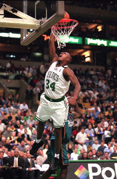 小佩顿第二节6中6独砍12分，带领勇士反超比分（小佩顿次节6投全中轰12分，助勇士实现反超）